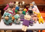 Háčkované hračky budou dělat radost v Kroměřížské nemocnici