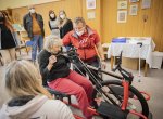 Senioři na Burešově si můžou zlepšovat kondici na hand-bike simulátoru