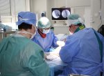 V Kroměřížské nemocnici zachránili pacientce loket. Unikátní operaci provedli poprvé