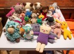 Háčkované hračky budou dělat radost v Kroměřížské nemocnici