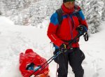 Hluboký sníh uvěznil v Beskydech turistku, zcela vyčerpanou ji zachránila horská služba