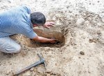 ​Archeologové našli pod chodníkem ve Valašském Meziříčí renesanční hradbu