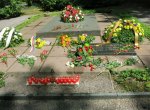 Dělníci uzavřeli hrob Tomáše Bati na Lesním hřbitově
