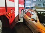 Řidiči ve Valašském Meziříčí špatným parkováním blokovali průjezd hasičské cisterny. Padaly pokuty