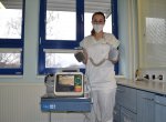 Lékařům nemocnice ve Valašském Meziříčí pomáhá masírovat srdce pacientů nový defibrilátor