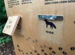 Vandalové demolují prvky naučné stezky na Barbořině i mobiliář na Bágráku v Kroměříži